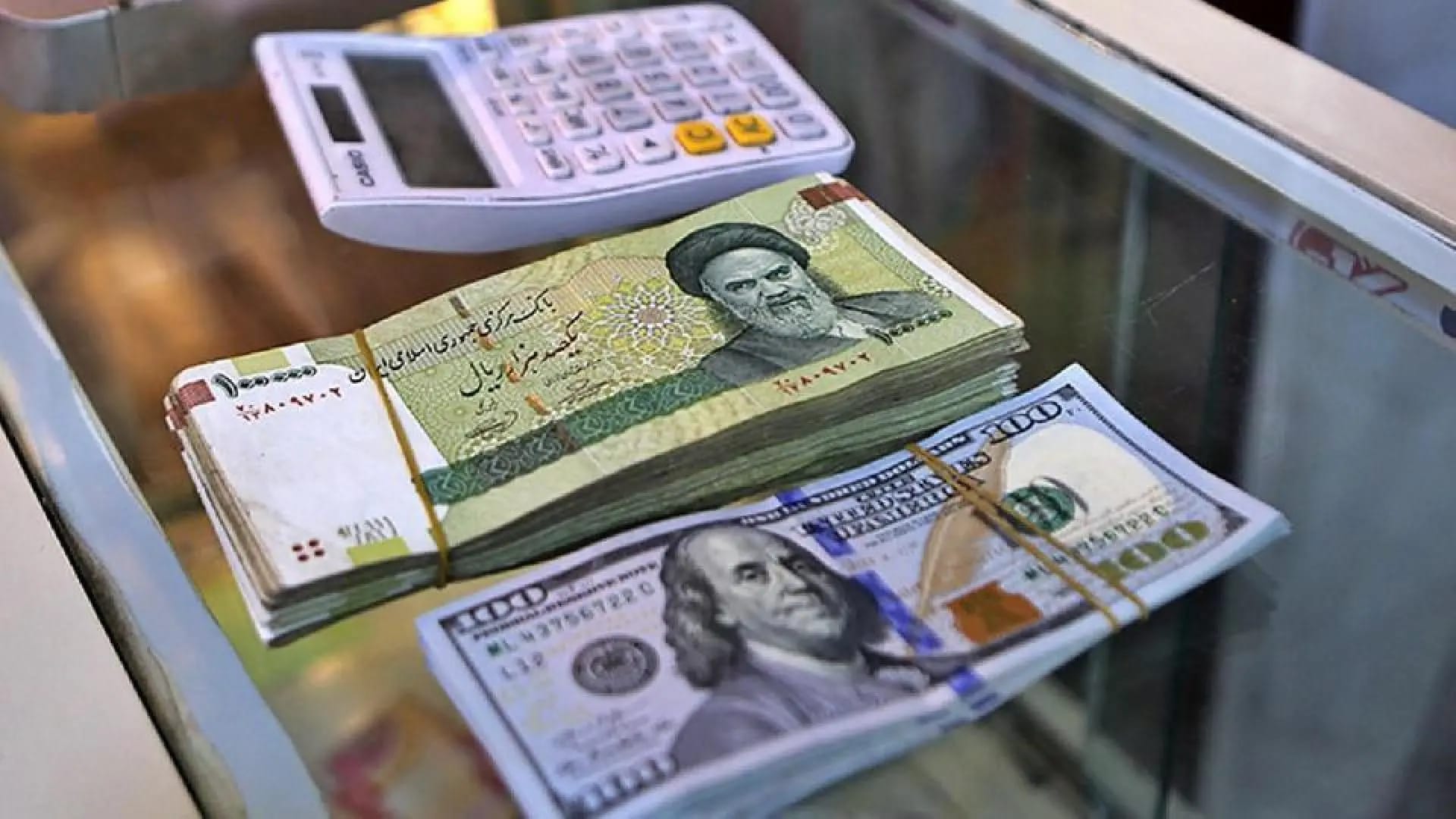 بەهای تمەنی ئێران بەرامبەر دۆلاری ئەمریکی زیاتر دابەزی