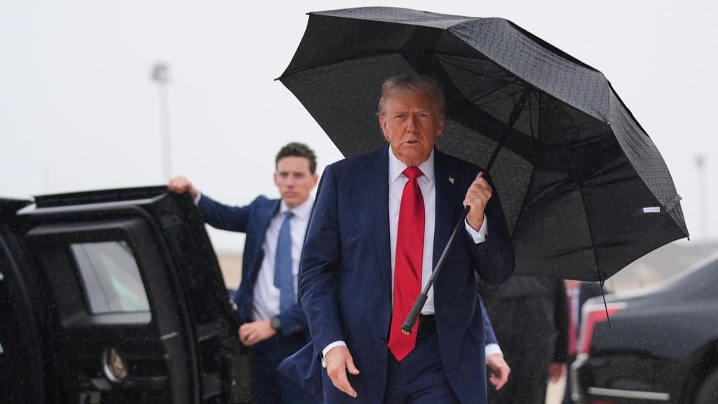 سەرۆکی ئیسرائیل خەڵاتێک پێشكەش بە ترەمپ دەکات