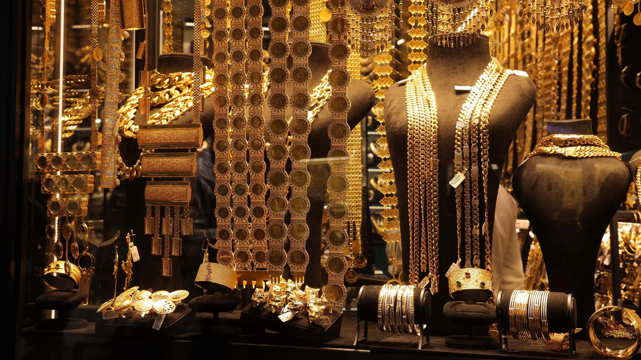 تەنیا لە 20 ڕۆژدا نرخی ئۆنسەیەک زێڕ 356 دۆلار بەرزبووەتەوە