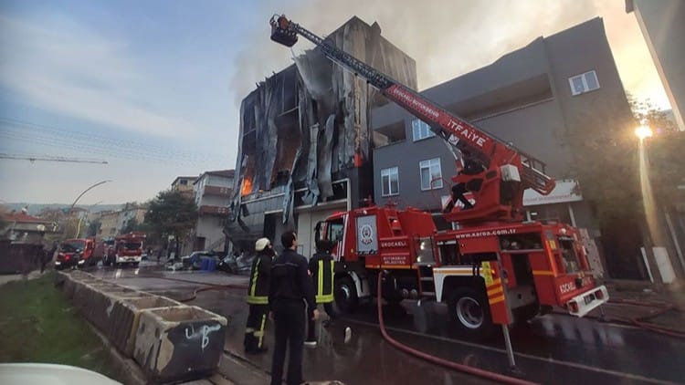 ئاگر لە کۆگایەکی عەتر لە تورکیا کەوتەوە و شەش کەس گیانیان لەدەست دا