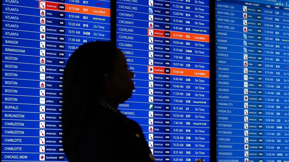 بەهۆی داخستنی حکومەتەوە بە دەیان گەشتی ئاسمانی لە ئەمریکا دواخراون