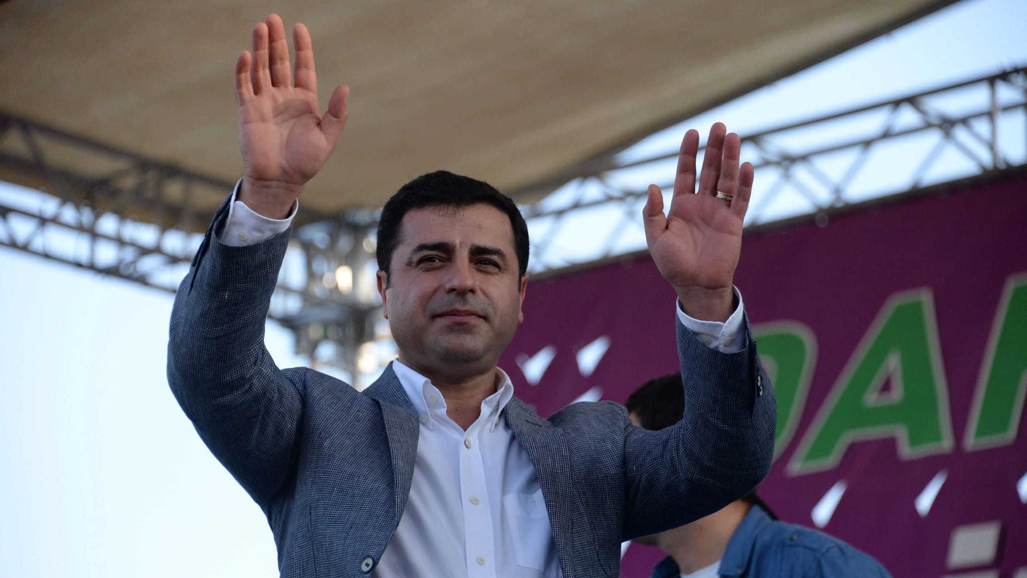 وێڕای تێپەڕینی هەفتەیەک بەسەر وادەی چاوەڕوانکراو، بۆچی تورکیا دەمیرتاش ئازاد ناکات؟