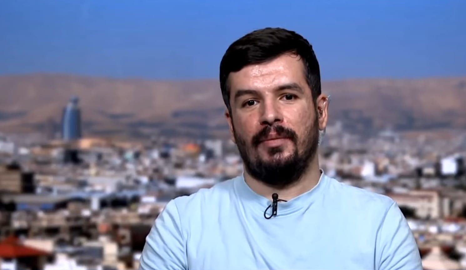 گەنجێکی کورد ئاوازێکی کوردی ئاوێتەی موزیکی کلاسیکی جیهانی دەکات