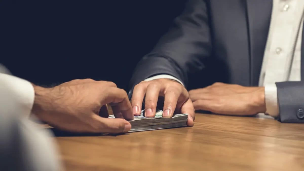 لە دیاری گرانبەهاوە بۆ گرێبەستی وەهمی؛ دادوەران شێوازە نوێیەکانی بەرتیل لە عێراق ئاشکرا دەکەن