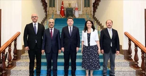 شاندی ئیمراڵی لەگەڵ وەزیری داد و سەرۆکی پەرلەمانی تورکیا کۆدەبێتەوە