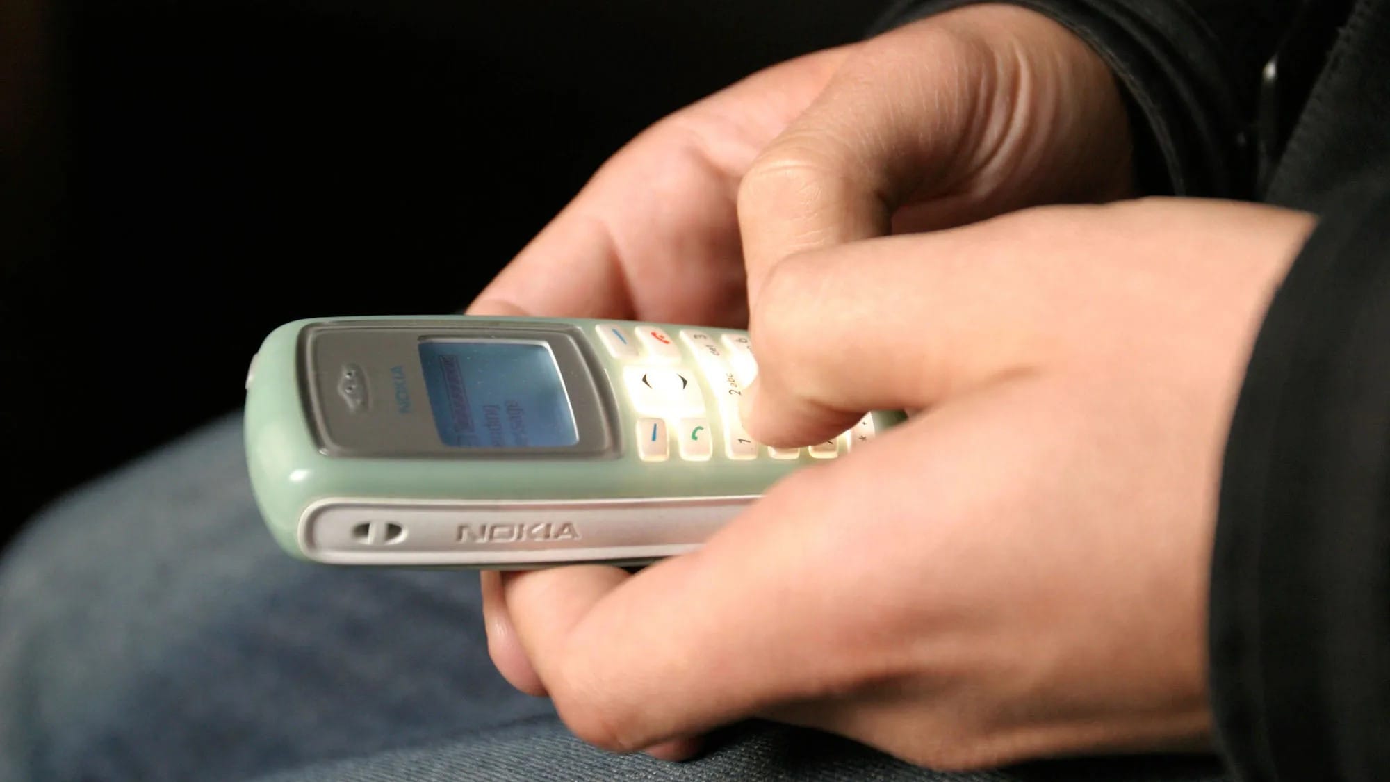 گەشتیاران بە مۆبایلی کلاسیکەوە ڕوو لە ئەمریکا دەکەن و هۆكارەكەش ئاشكرا دەكرێت