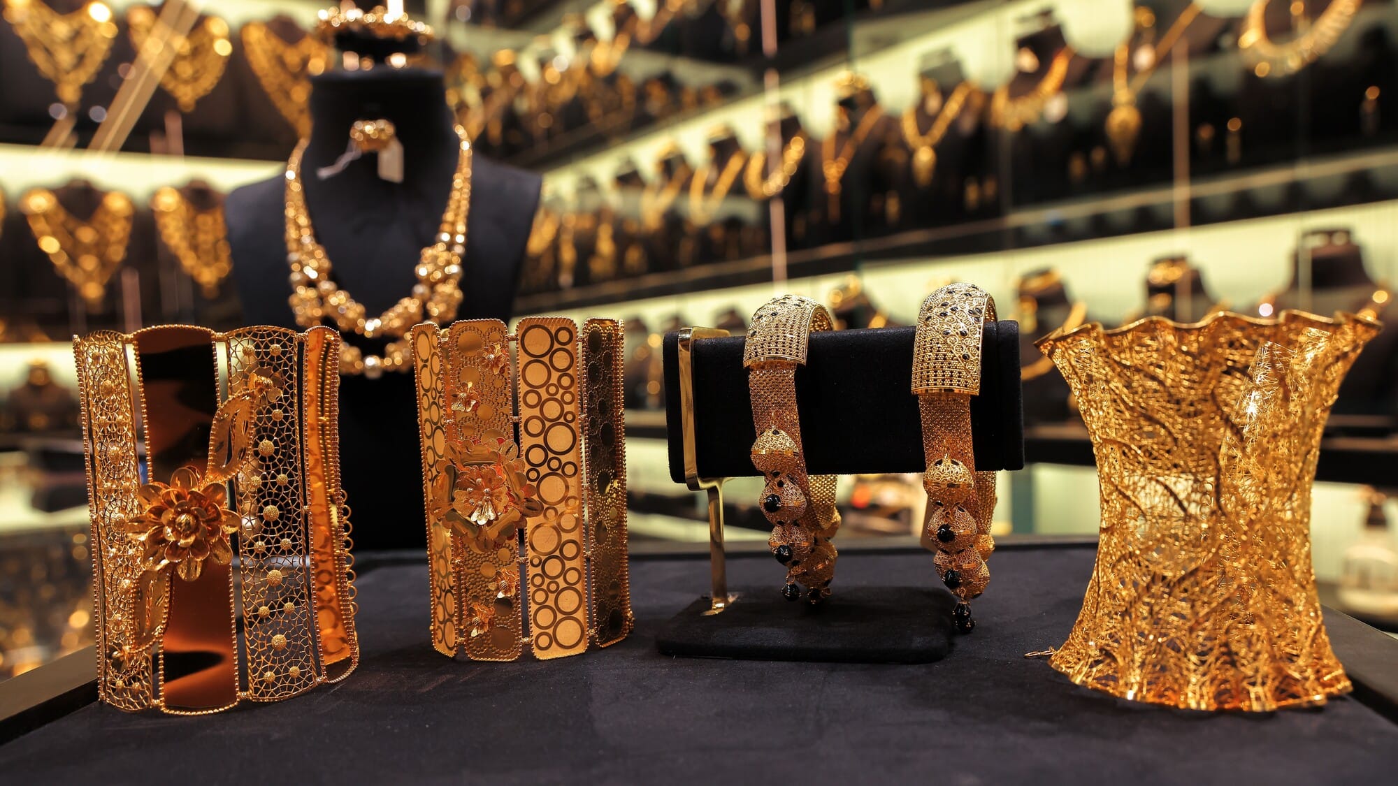 لە هەفتەیەکدا 141 دۆلار نرخی زێڕ بەرز بووەتەوە