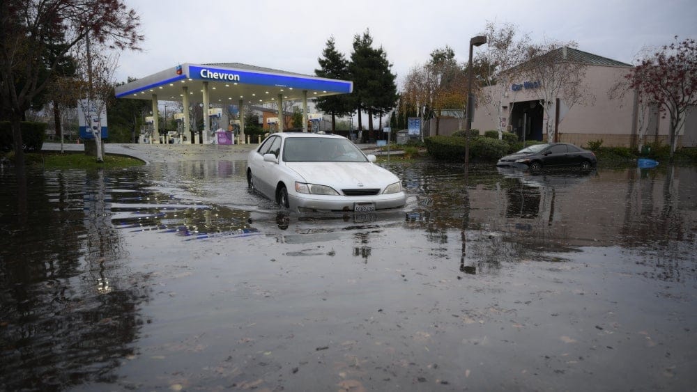بەهۆی باران و لافاوەوە لە کالیفۆرنیا باری نائاسایی ڕادەگەیێندرێت