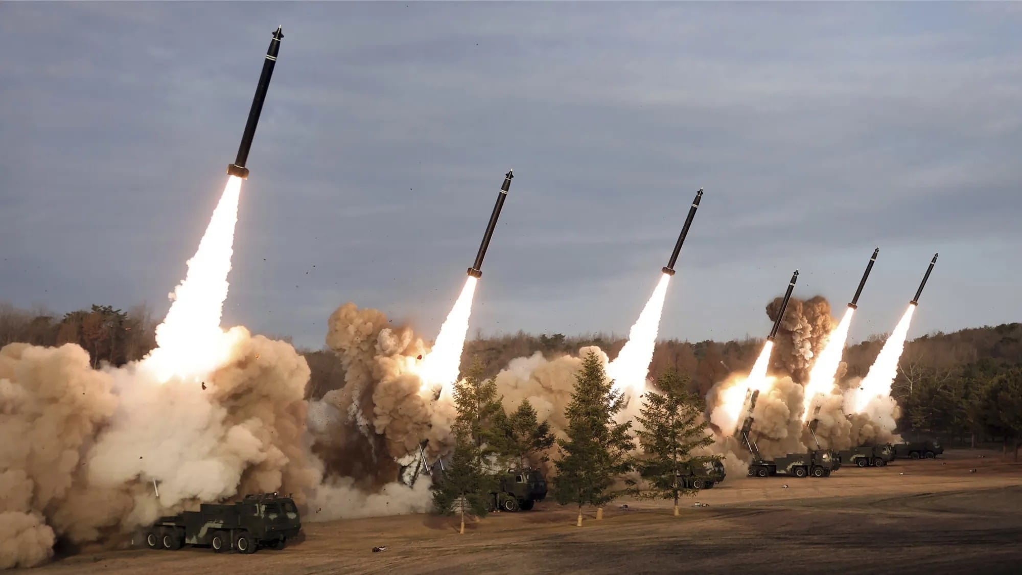 کیم جۆنگ ئون فەرمانی "فراوانکردنی بێسنوور"ی بەرهەمهێنانی مووشەک دەدات