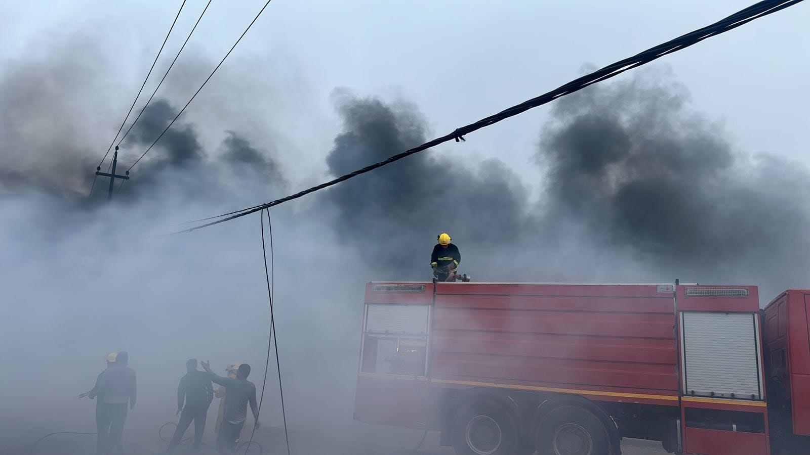 ئاگر لە دووکانەکانی كەمپێكی ئاوارە ئێزدییەكان دەكەوێتەوە