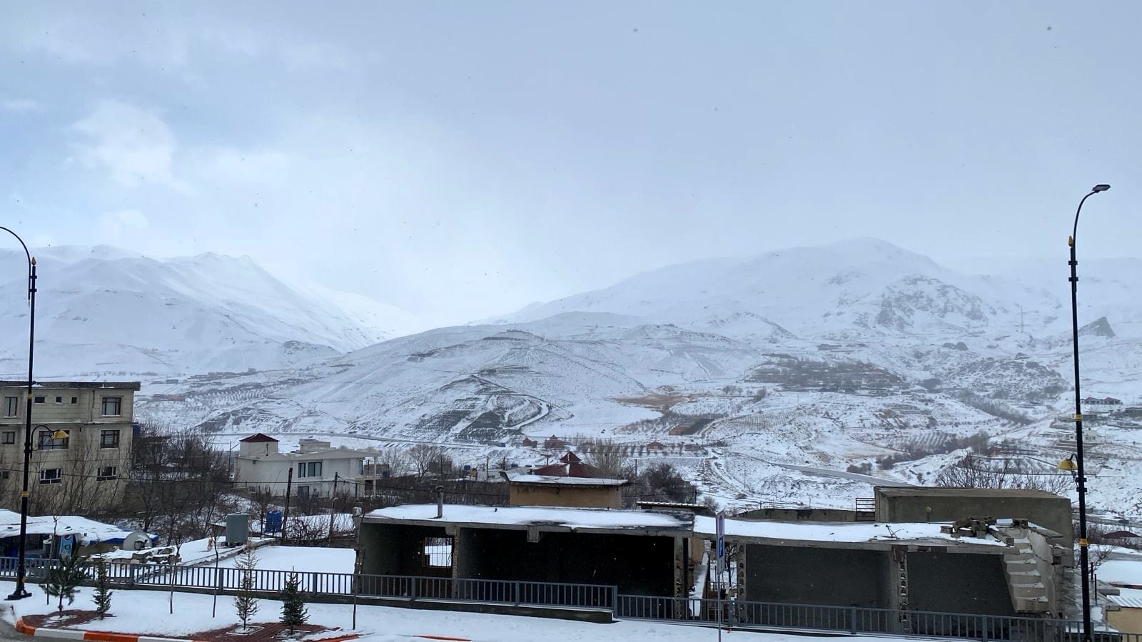 بەفر ڕێگای سەرەکیی نێوان دوو ئیدارەی سەربەخۆ دادەخات