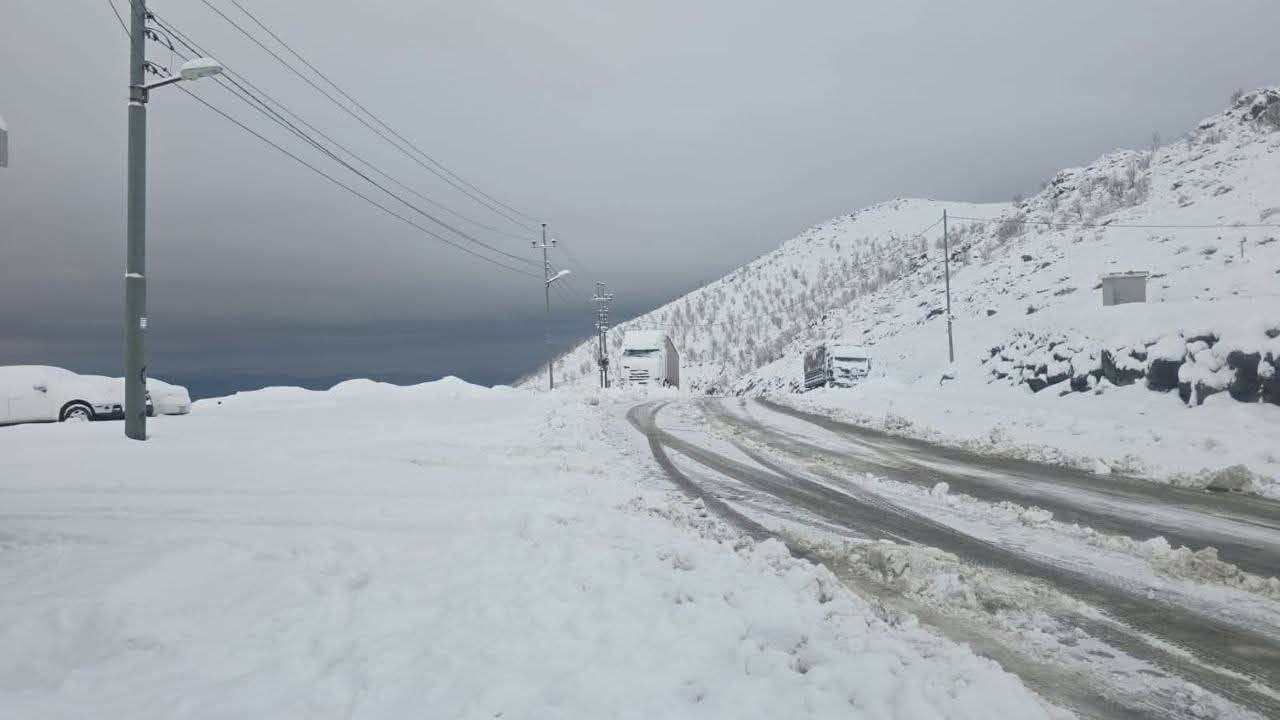 بەهۆی بەفر و بارانەوە هاتووچۆ لە دەروازەیەکی سنووری وەستا