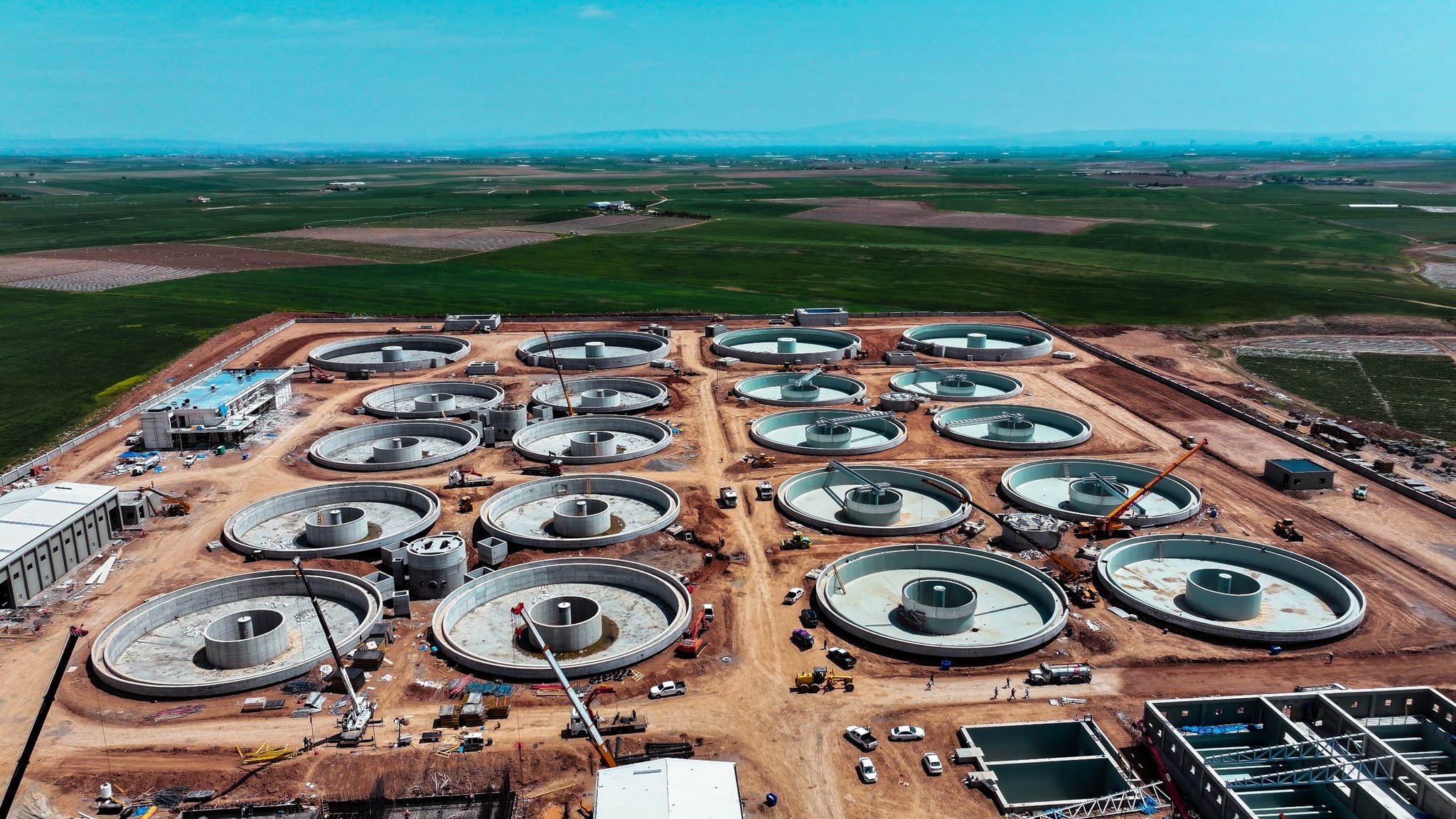 بەهۆی لێڵبوونی ئاوی زێی گەورە و بچووک دابەشکردنی ئاو وەستا