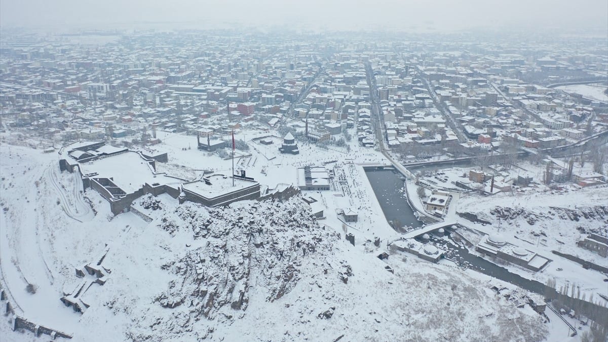لە باكووری كوردستان بەفر ڕێگای زیاتر لە سێ هەزار گوندی داخستووە