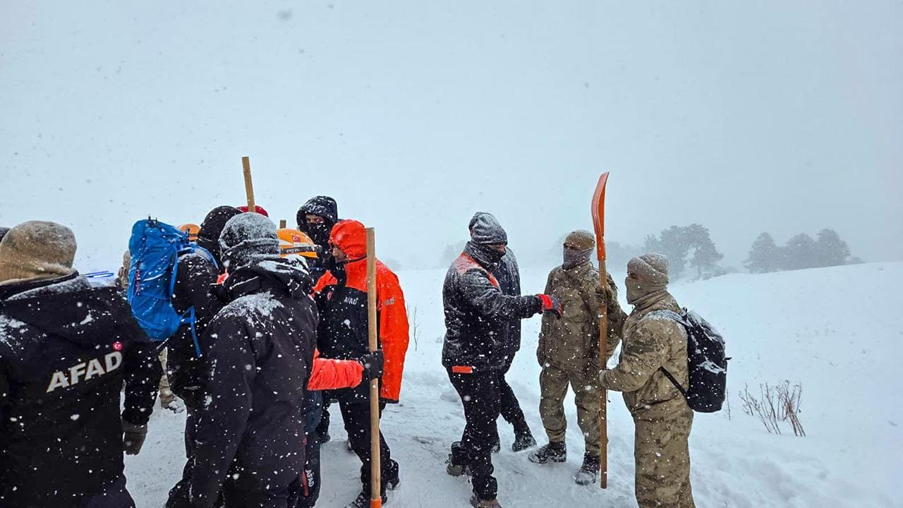 بەهۆی بەفربارینی زۆر لە شارێکی باکووری کوردستان هاووڵاتیان ماڵەکانیان چۆڵ کرد