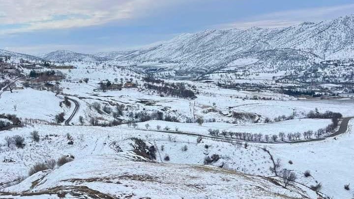 دوای بەدواداچوونی ئاڤا ڕێگای ناحیەی کانیە ڕەش و بەرمیزە لە بەفر پاک دەکرێتەوە