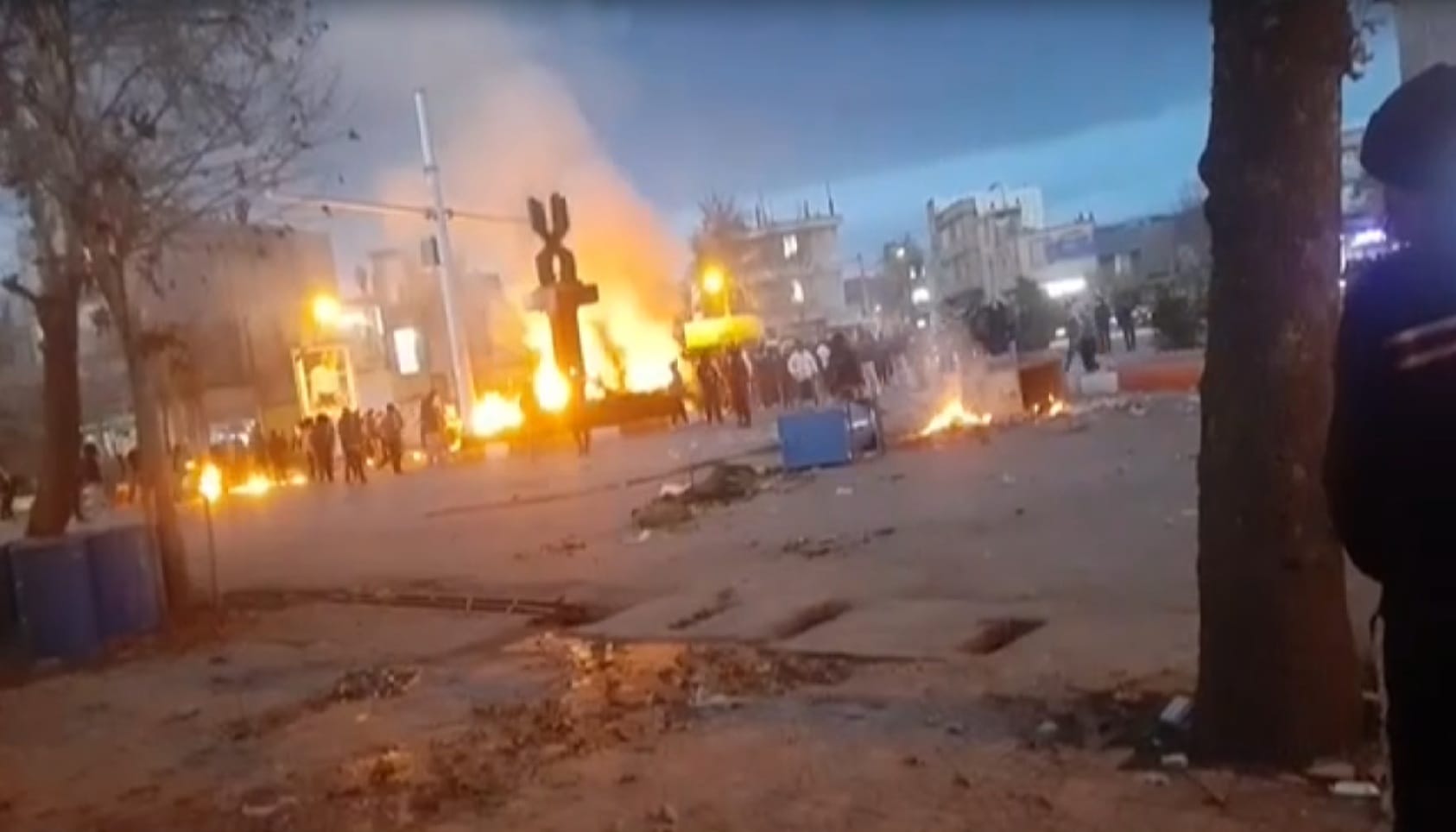 لە ئێران خۆپیشاندەران داوای نان دەکەن و بەرپرسان باسی سەرکوتکردن دەکەن