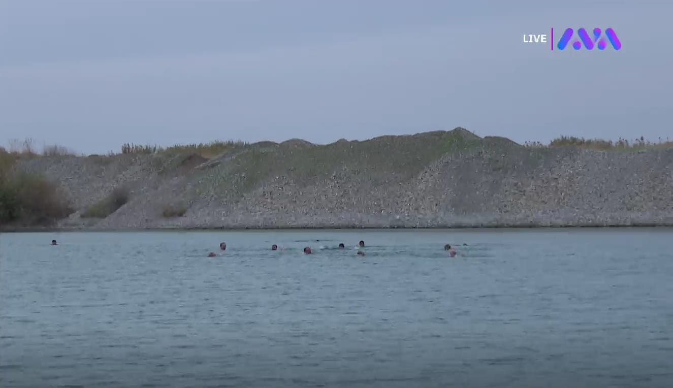 گرووپێک مەلەوان زستانان لە ئاوی سیرواندا مەلە دەکەن