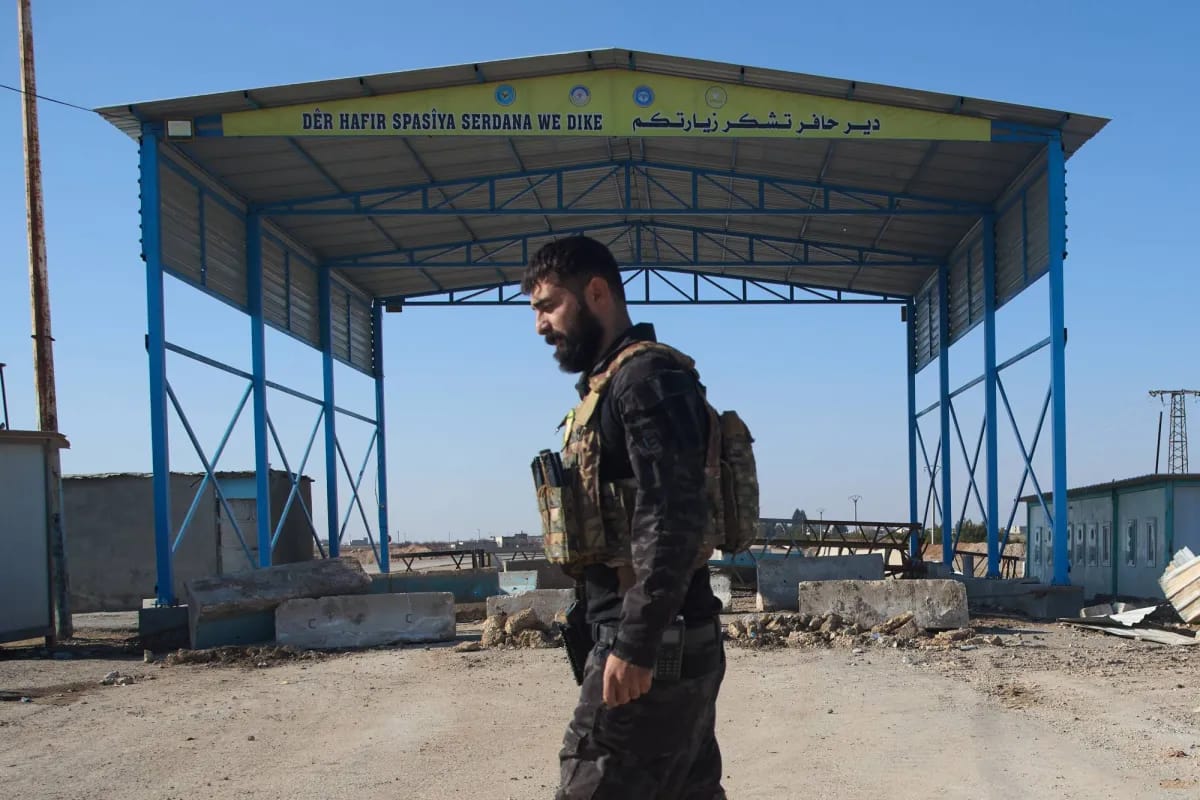 سوپای عەرەبیی سووریا چوونە ناو شاری دێر حافری ڕاگەیاند