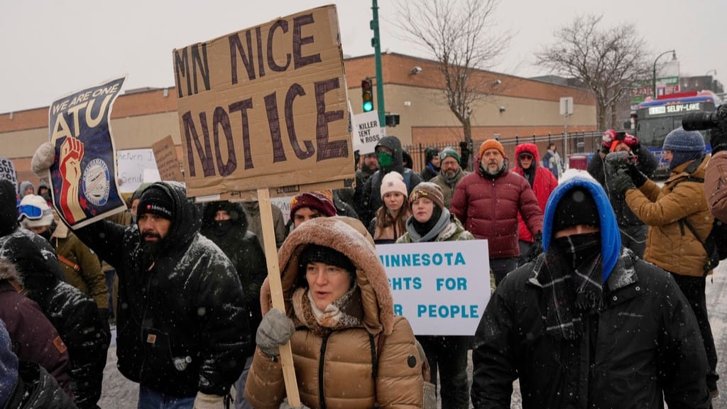 دیپۆرتکردنەوەی دوو هەزار کرێکار خەڵکی ئەمریکای هێناوەتە سەر شەقام