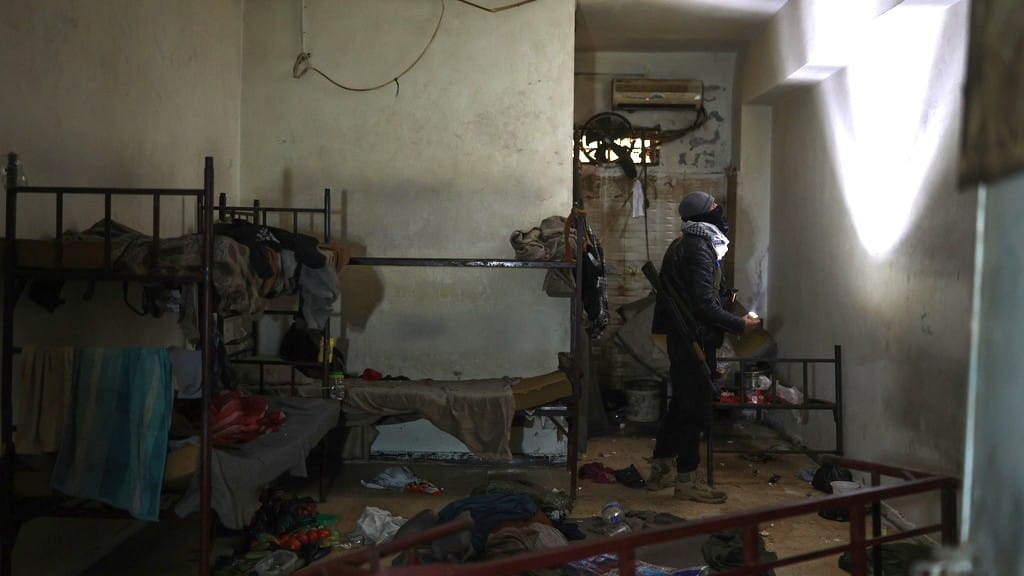 لە ڕەققە گرووپەکانی سەر بە دیمەشق هێرشدەکەنە سەر زیندانێکی داعش