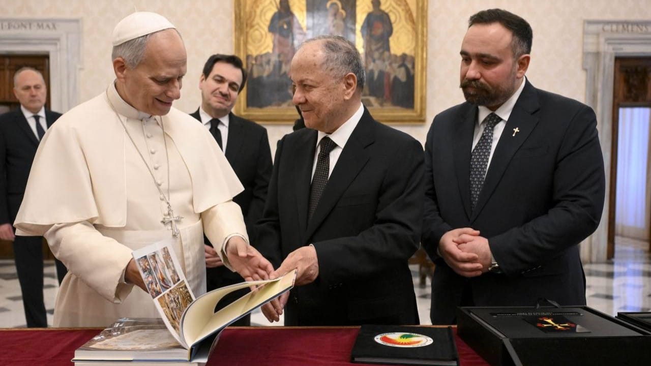 سەرۆک بارزانی و پاپای ڤاتیکان دیاری پێشکەش بە یەکتر دەکەن