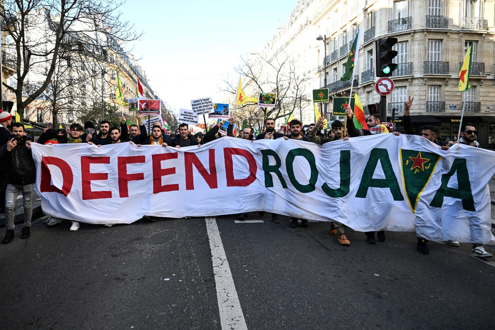 خۆپیشاندەران لە فەڕەنساوە داوای پاراستی ڕۆژئاوای کوردستان دەکەن