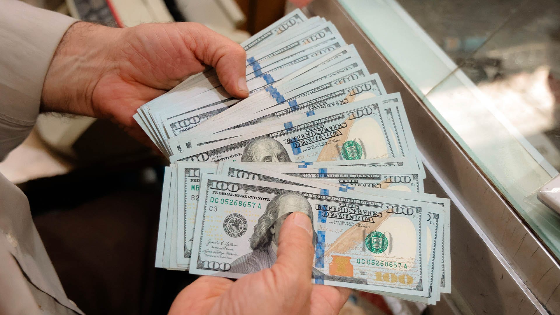 بەهای دۆلار بەرامبەر دینار 156 هەزار تێدەپەڕێنێت