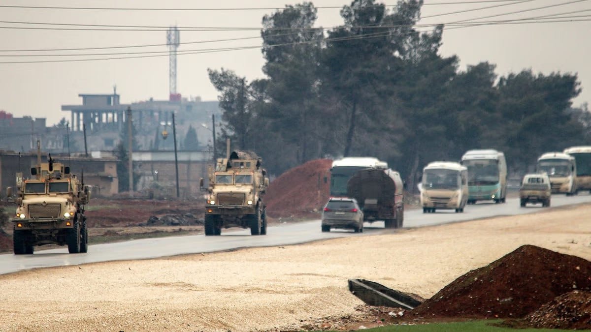 لە کاتی گواستنەوەیاندا چەکدارانی داعش هەڕەشەی کوشتن لە پاسەوانانی عێراق دەکەن