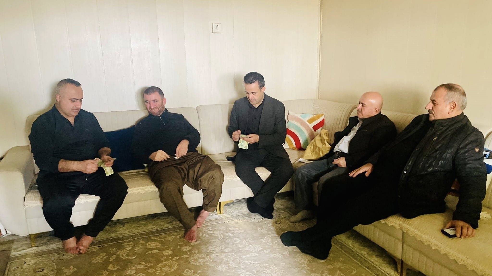 بەڕێوەبەری بانکی ڕواندز مووچە بۆ چەند خانەنشینێکی پەککەوتە دەباتە ماڵەوە