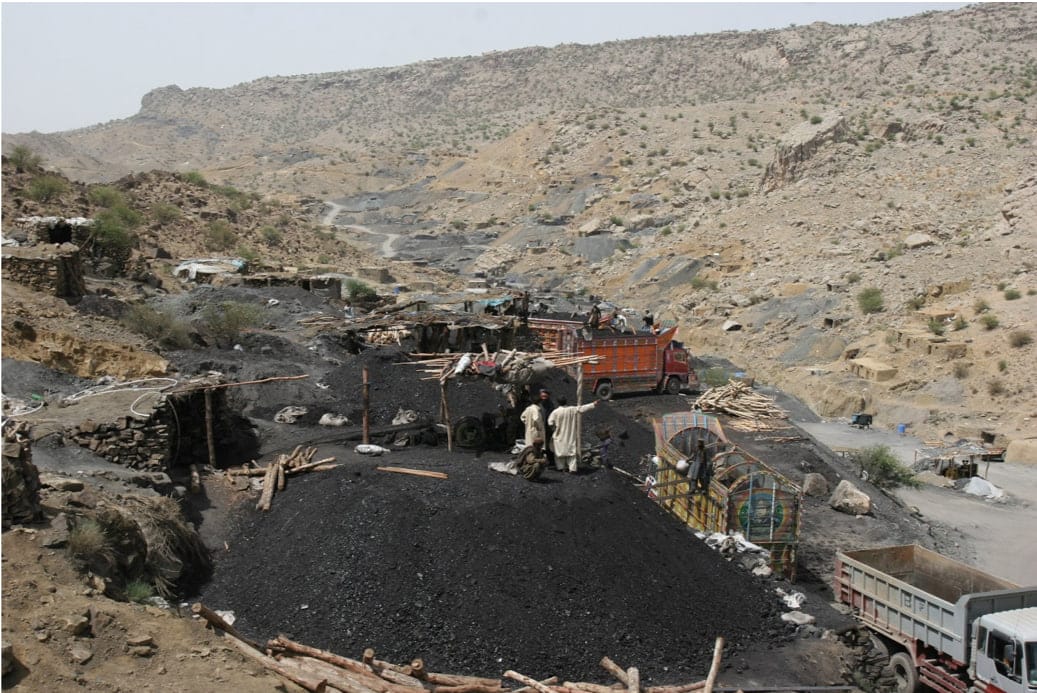 لە هێرشێکی چەکداریدا بۆ سەر کانێکی خەڵووز لە پاکستان 20 کەس کوژران