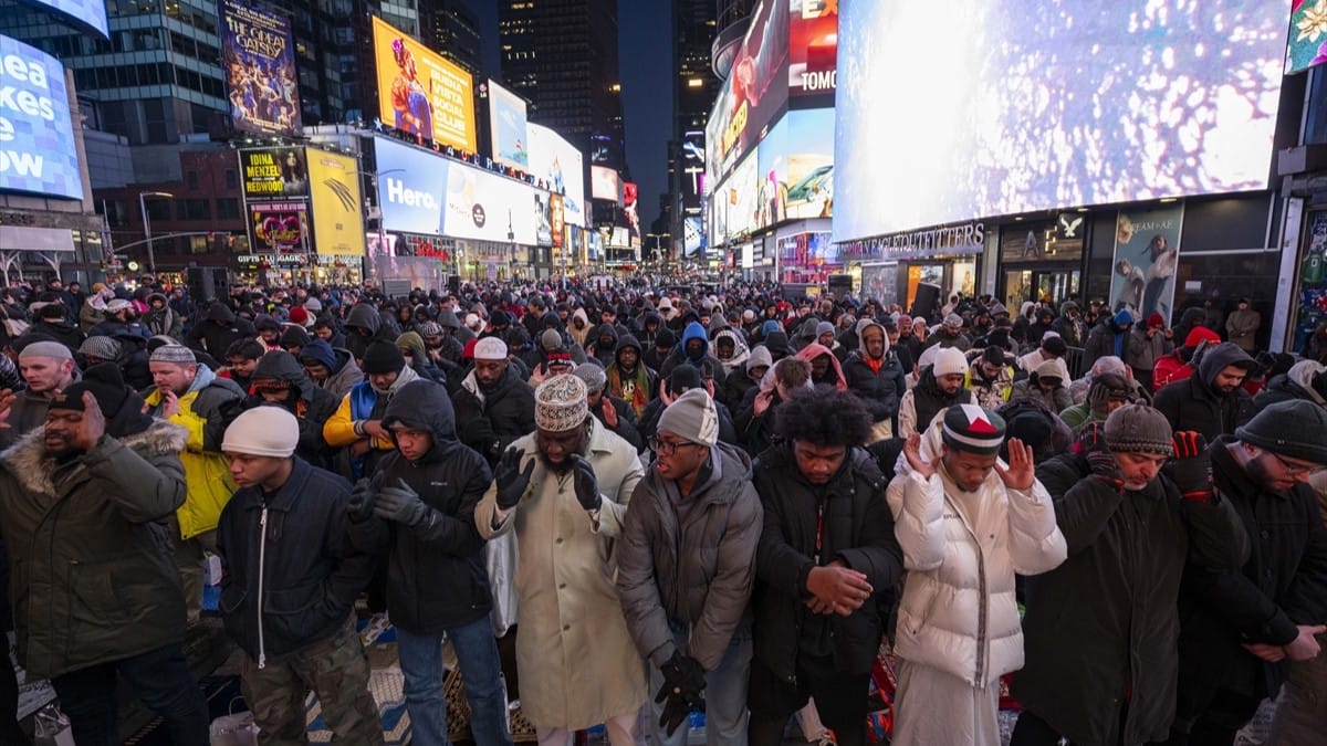 موسڵمانانی نیویۆرک لە گۆڕەپانی تایم سکوێر نوێژی تەراویح دەکەن