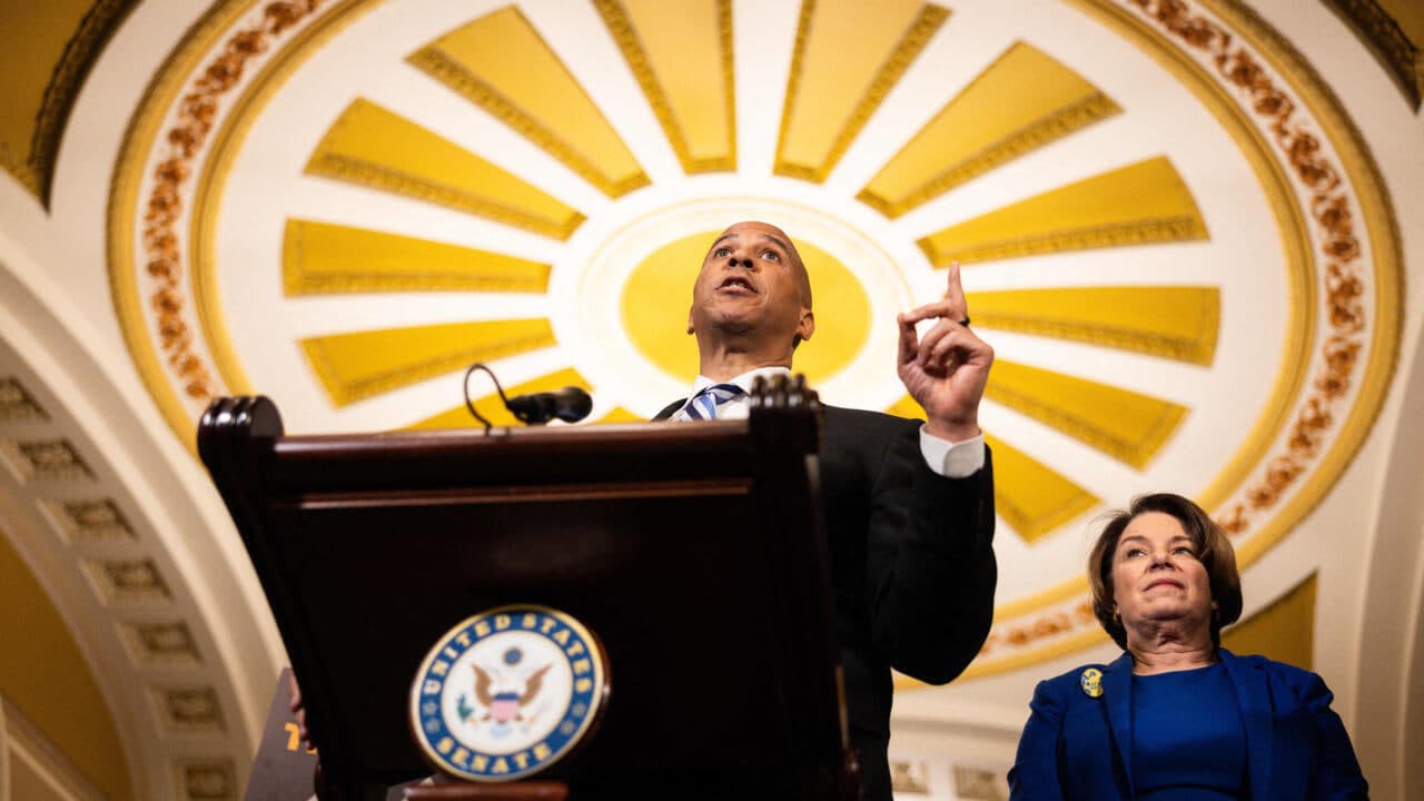 سیناتۆرێکی ئەمریکی لە وتارێکدا بۆ ماوەی 25 کاتژمێر ڕەخنە لە ترەمپ دەگرێت و ڕیکۆرد دەشکێنێت