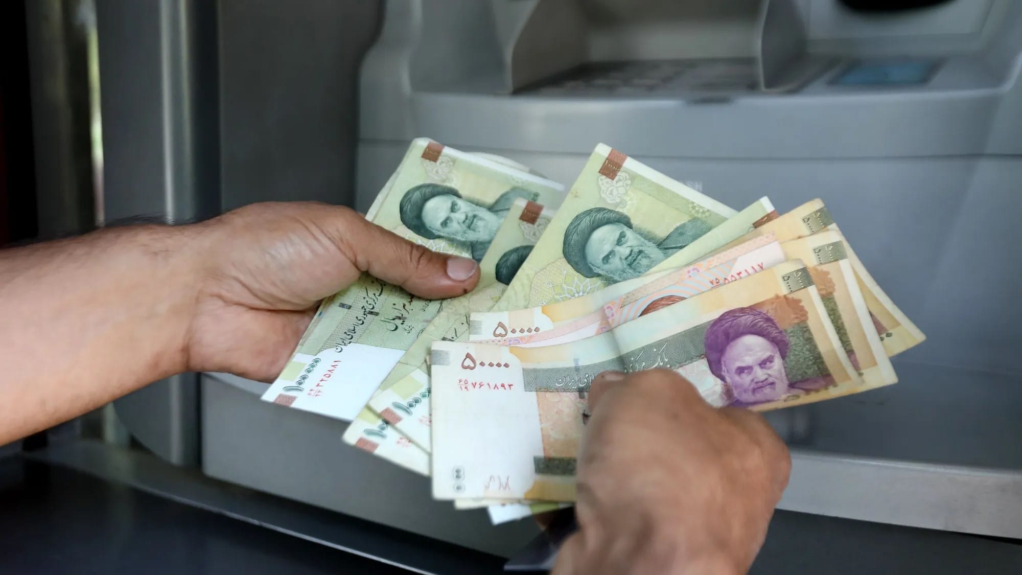 ناكۆكییەكانی ئێران و ئەمریكا هاڕە بە تمەن دەكات