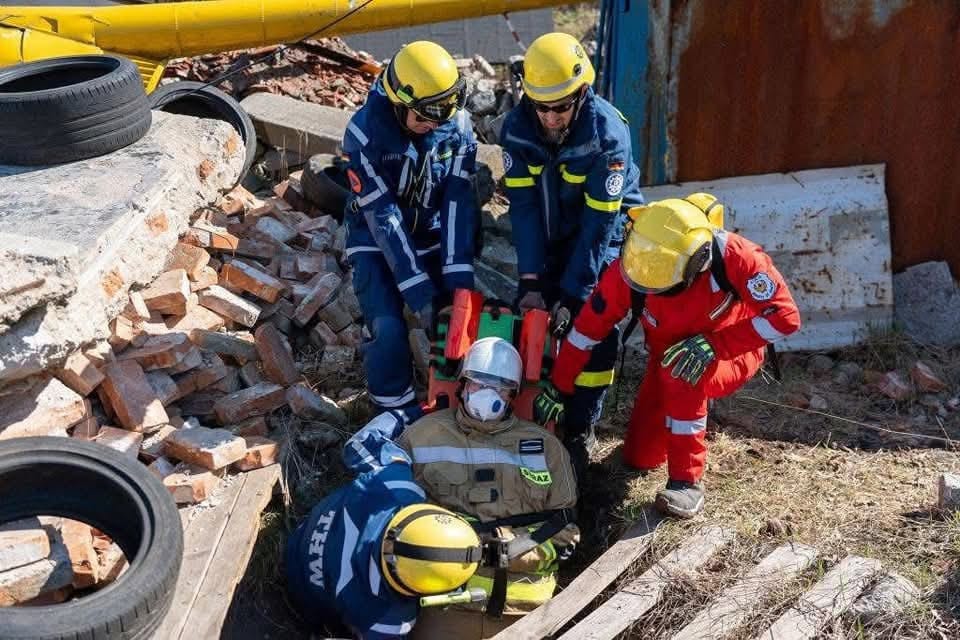 تیمێکی کوردستان بۆ ڕزگارکردنی هاووڵاتیان ڕاهێنان لەسەر ژیریی دەستکرد دەکەن