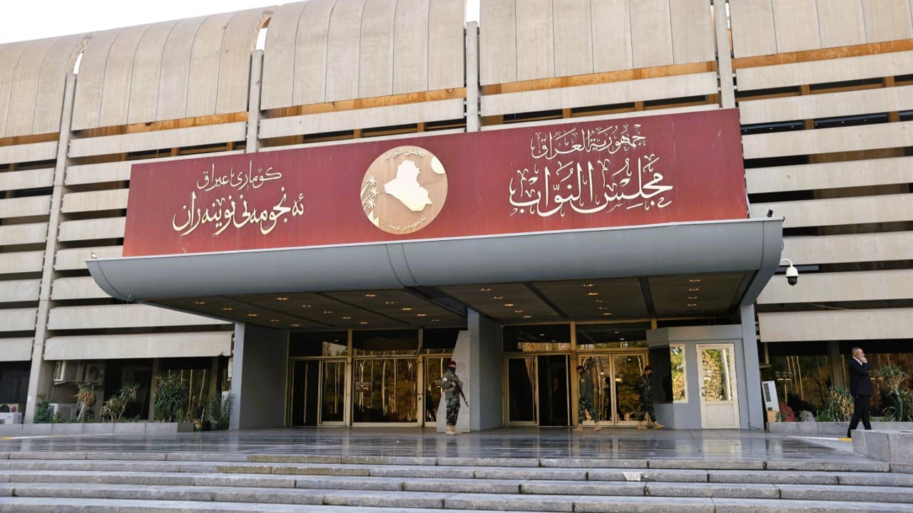ژمارەیەک پەرلەمانتاری عێراق داوا دەکەن مووچەی بنەڕەتی فەرمانبەران دەستکاری بکرێت