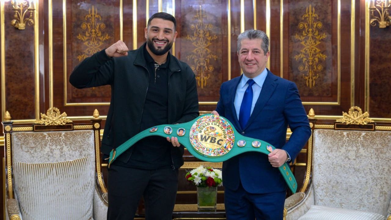 پاڵەوانێکی جیهانیی کورد پشتێنەکەی پێشکەش بە سەرۆکوەزیران بارزانی دەکات