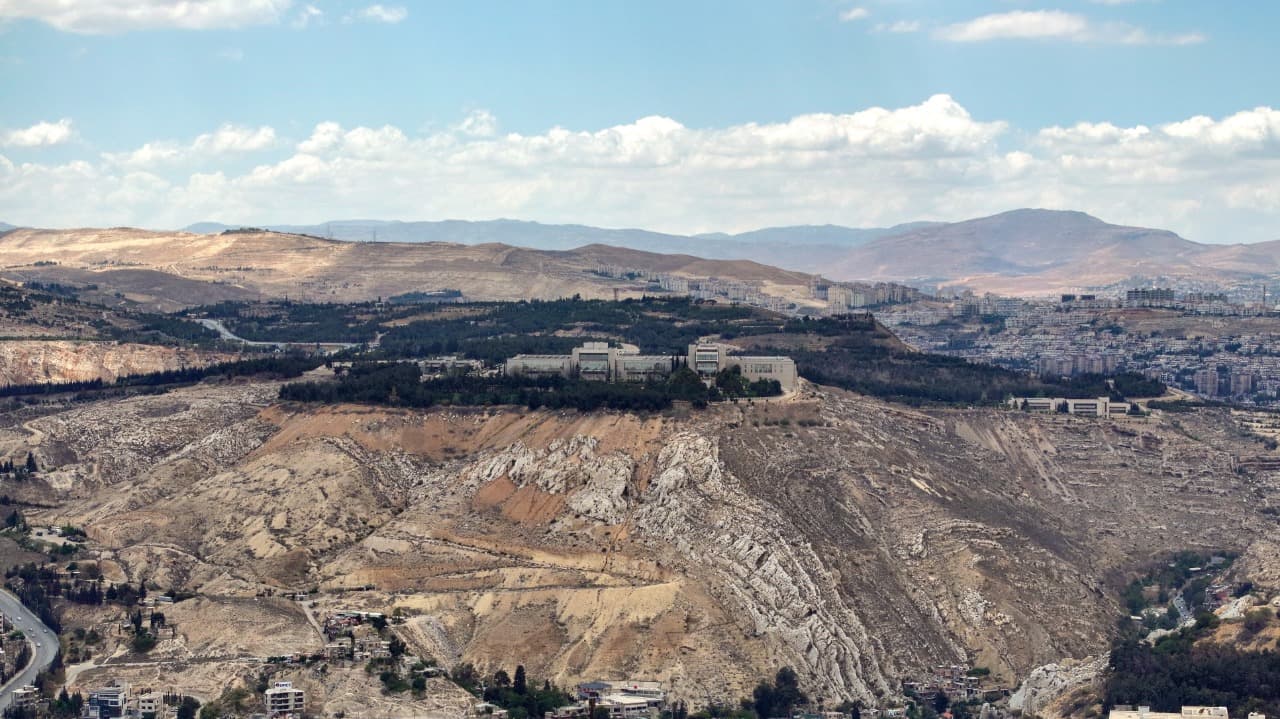 عێراق: دەستدرێژییەکانی ئیسرائیل بۆ سەر سووریا ڕەتدەکەینەوە