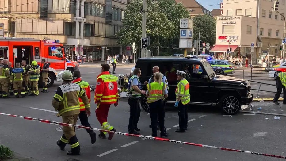 ئۆتۆمبێلێک لە ئەڵمانیا ژمارەیەک هاوڵاتی دەشێلێت