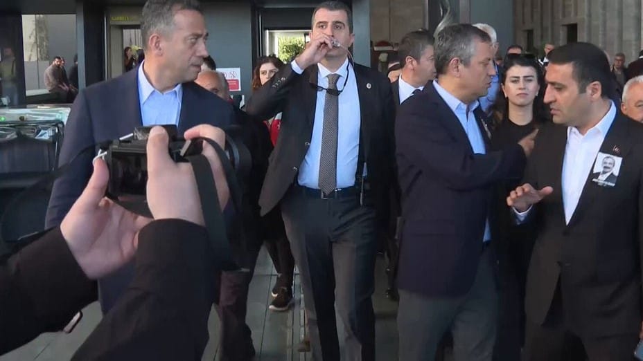 لە مەراسیمی ڕێزگرتن لە تەرمی سورەیا ئۆندەر هێرش دەکرێتە سەر سەرۆکی جەهەپە