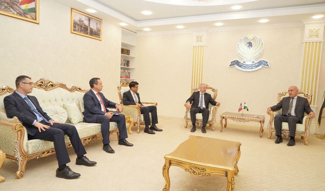 گەورە كۆمپانیاكانی ئەمریكا هەناردەكردنەوەی نەوت لەگەڵ وەزیری سامانە سروشتییەكان تاوتوێ دەكەن