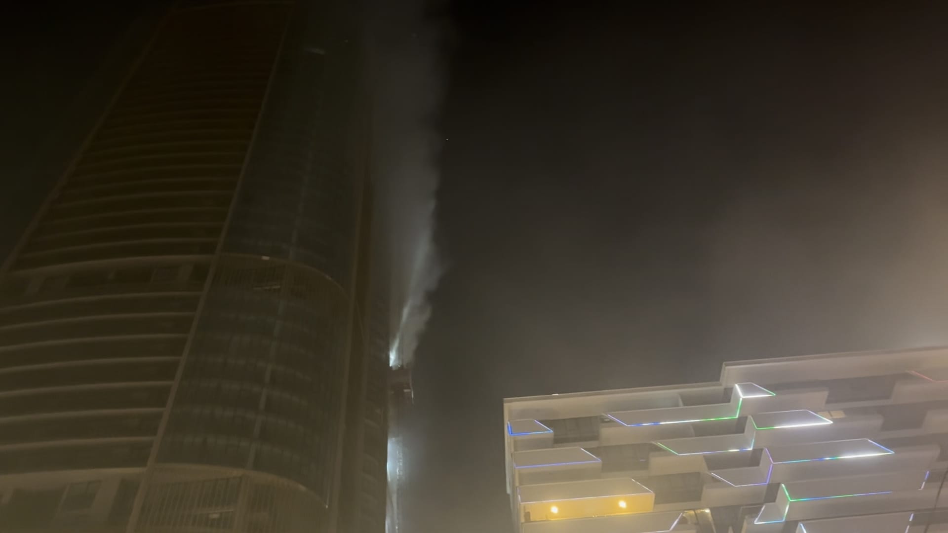 ئاگر لە باڵەخانەیەکی هەولێر کەوتووەتەوە و چەند کەسێک گەیێنراونەتە نەخۆشخانە