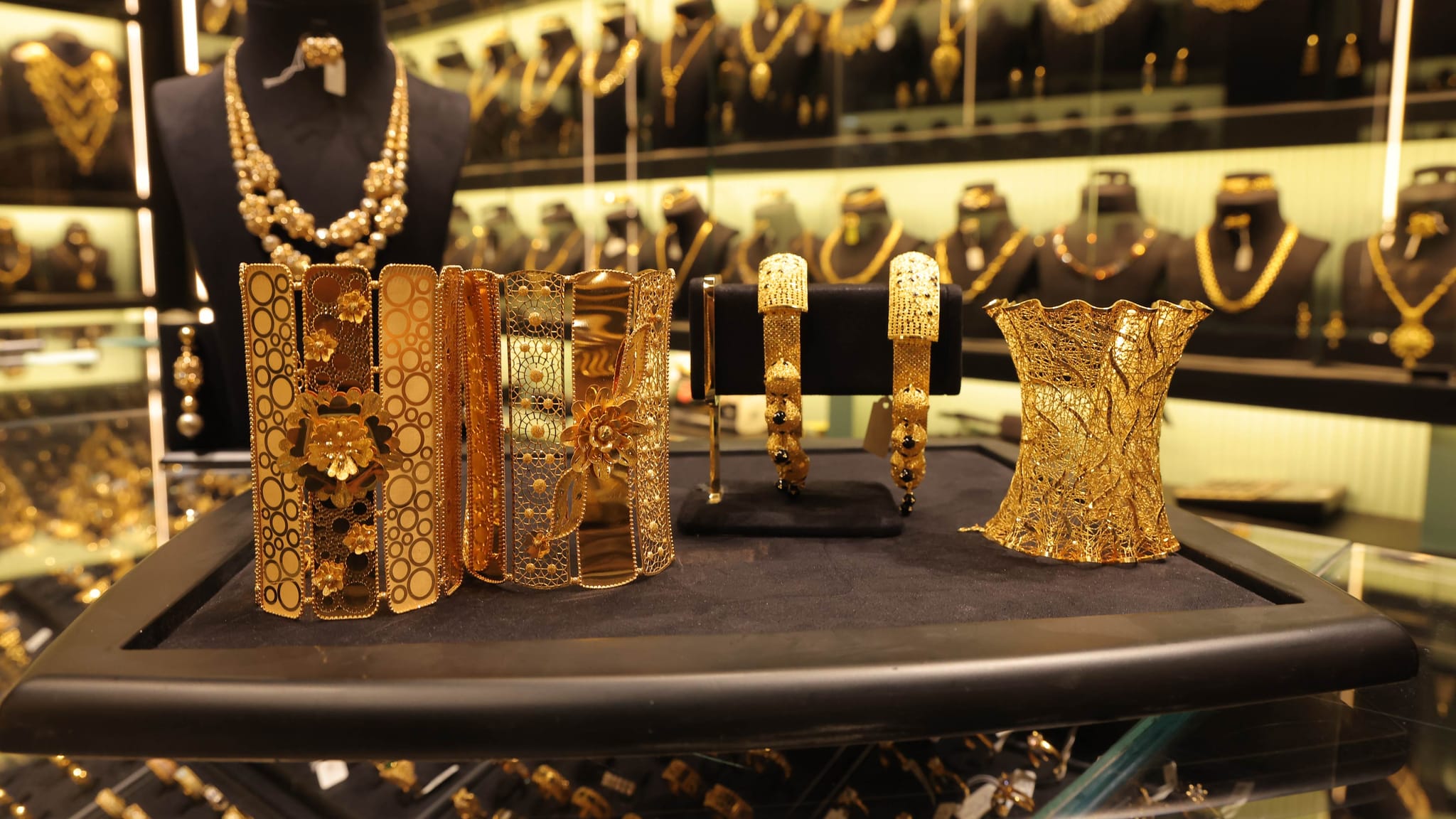 نرخی زێڕ زیاتر دادەبەزێت