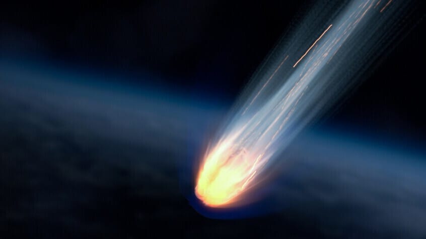 نەیزەکێک بەخێرایی بە تەنیشت زەویدا تێدەپەڕێت