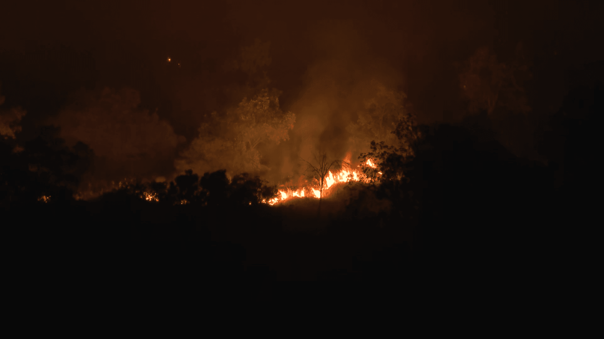 ئاگرێکی گەورە لە سنووری دووکان حەوت کاتژمێرە کۆنترۆل نەکراوە