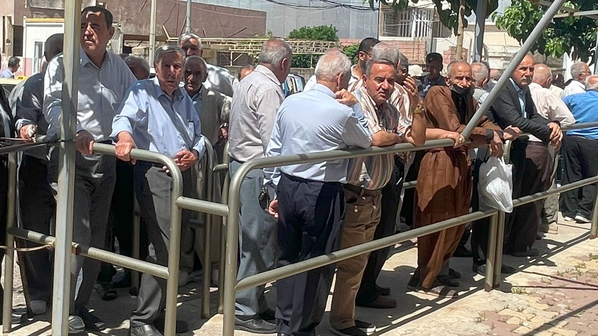 سەدان خانەنشین بۆ ڕایکردنی مامەڵەکانیان لەبەردەم بانکەکانی سلێمانی کۆبوونەتەوە