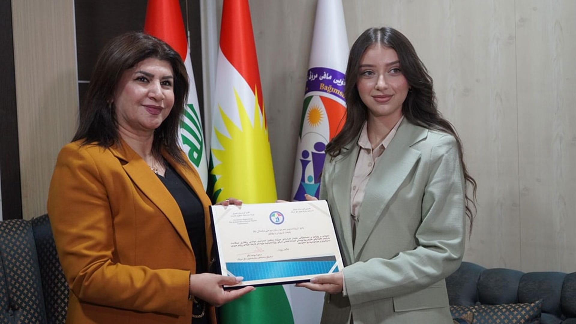 پەیامنێرێکی ئاڤا میدیا چەند خەڵاتێکی ڕێزلێنانی پێدەبەخشرێت