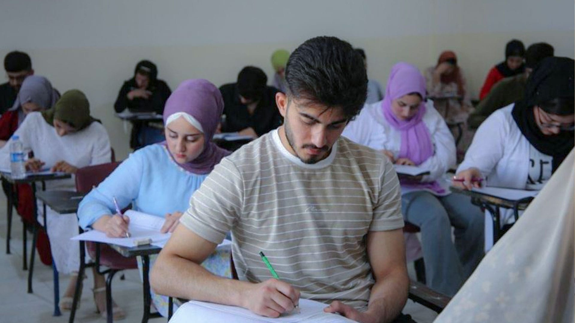 بەڕێوەبەری ئەزموونەکان داواکارییەک لە قوتابیانی پۆلی 12 دەکات