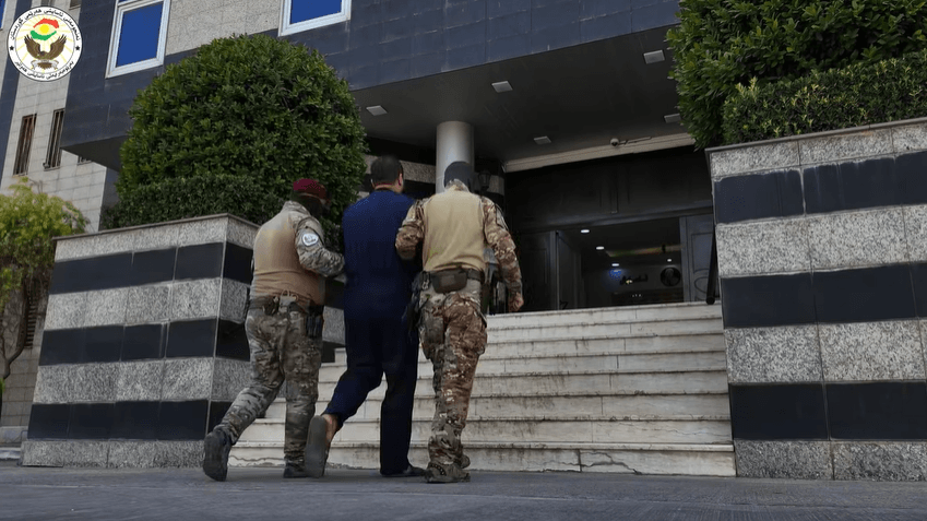 ئاسایشی هەولێر کەسێک بە چەند ئامێرێکی گزیکردن دەستگیر دەکات