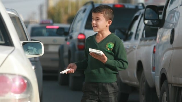 كاركردن و سواڵكردنی منداڵان لەسەر شەقامەكان قەدەغە دەكرێت